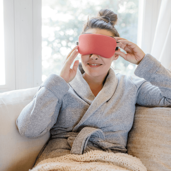 Model wearing USB Comfylids Heating Eye Mask Pro