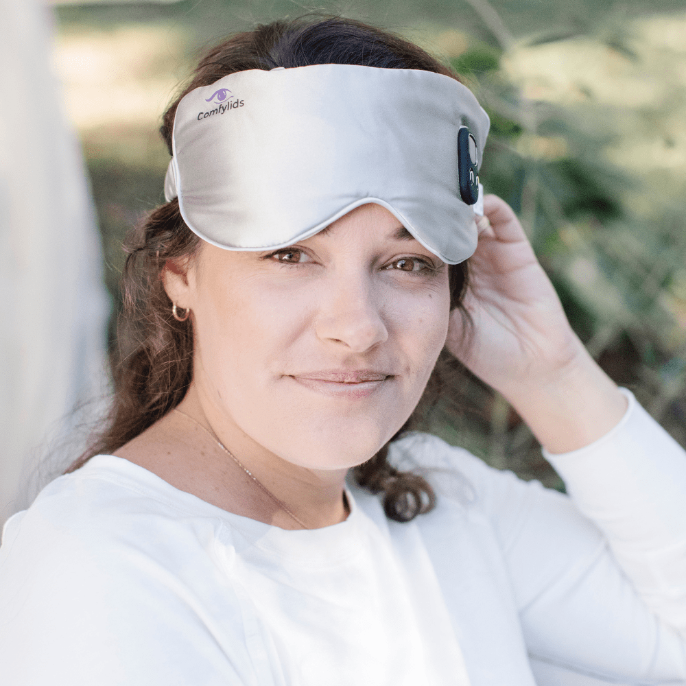 Wireless heated eye mask