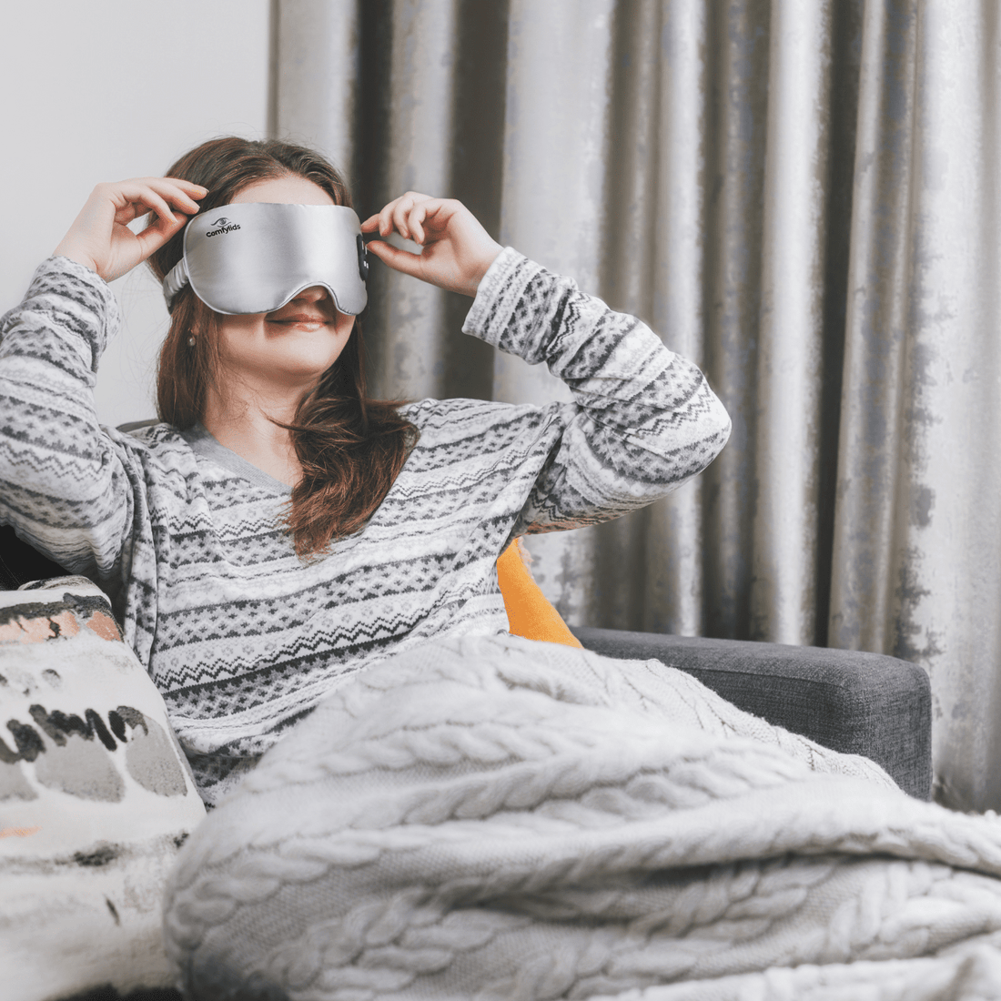 Wireless heated eye mask